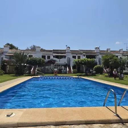Casa Con Piscina Comunitaria Hébergement de vacances *